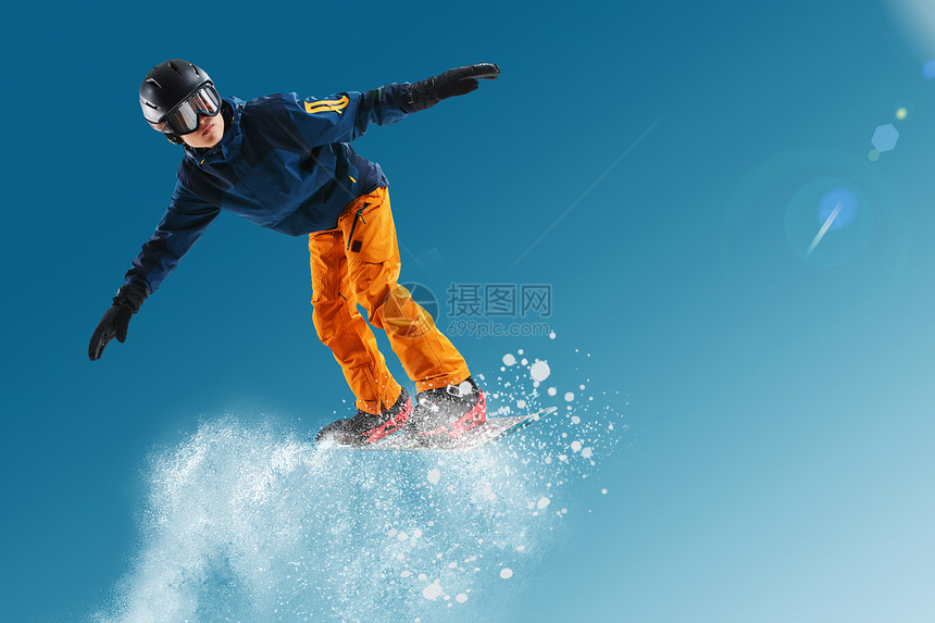 滑雪的青年男人图片