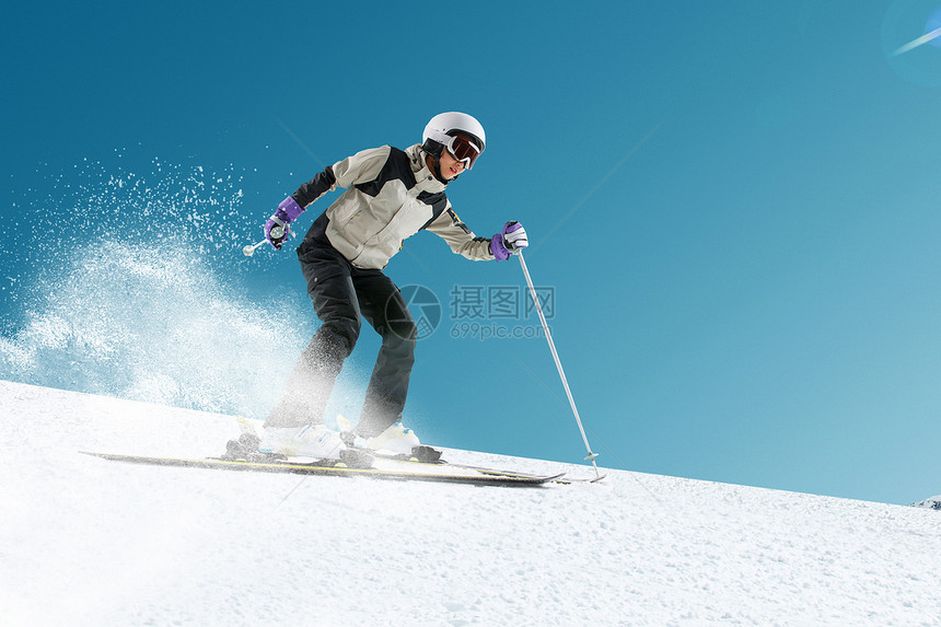 滑雪的青年女人图片