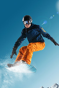 危险动作滑雪的青年男人背景