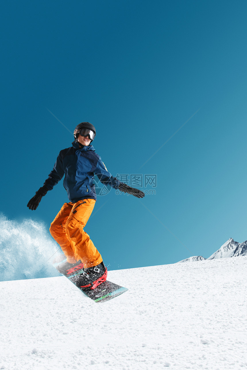 滑雪的青年男人图片