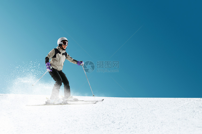 滑雪的青年女人图片
