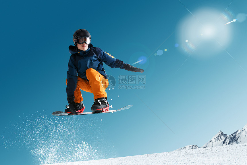 滑雪的青年男人图片