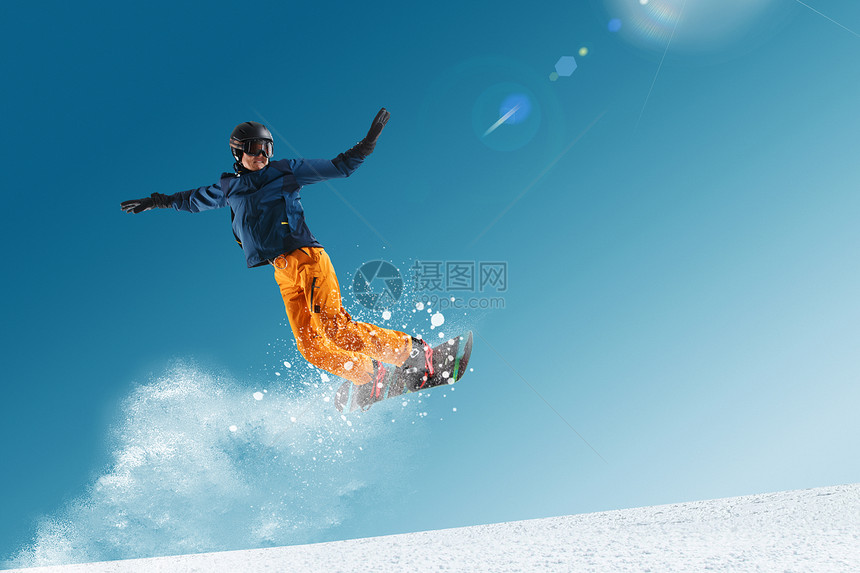 滑雪的青年男人图片