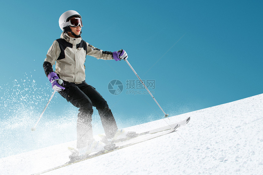 滑雪的青年女人图片