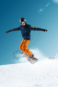 灵活自由滑雪的青年男人背景