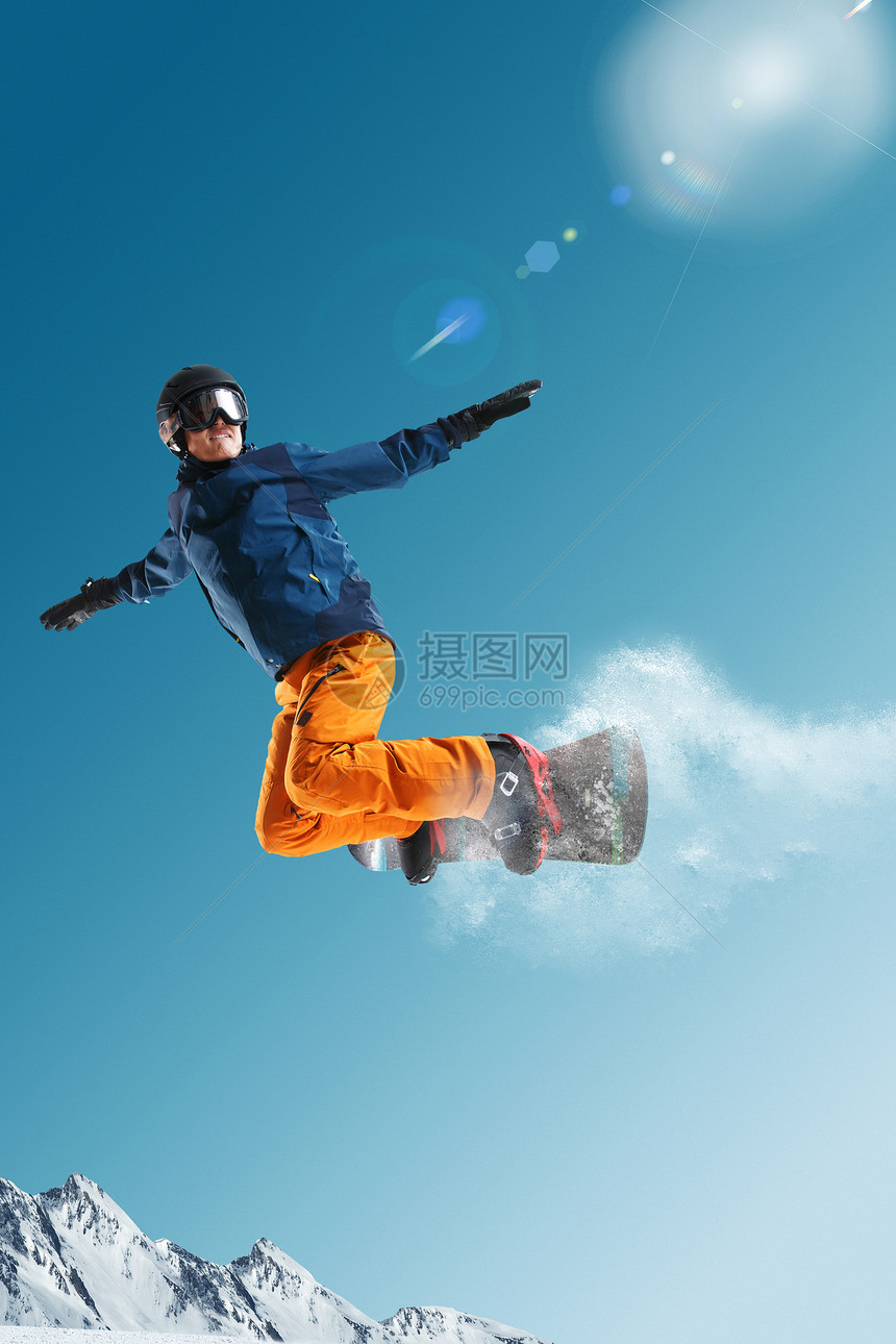 滑雪的青年男人图片