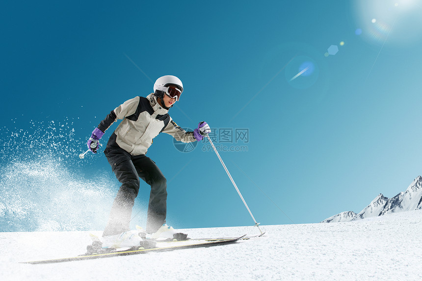 滑雪的青年女人图片