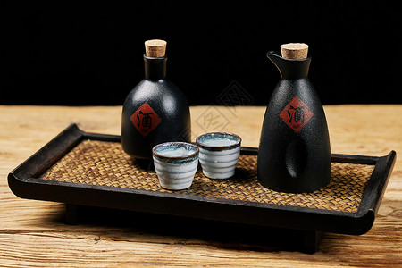 陶罐酒托盘里的中国传统白酒背景