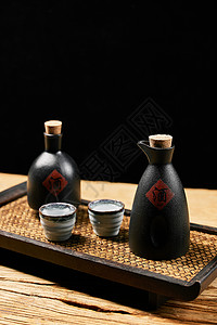 托盘里的中国传统白酒背景图片