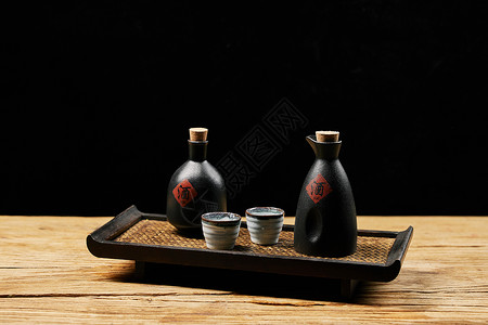 陈酿老酒托盘里的中国传统白酒背景