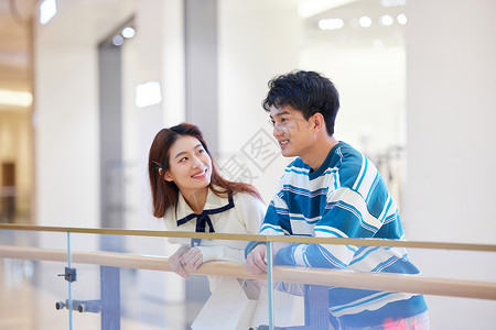 商场内的年轻情侣图片