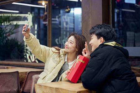 冬季情侣手机自拍背景图片