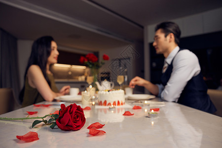 情侣求爱情侣浪漫餐桌上的玫瑰花背景