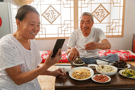 老年夫妇在家里吃饭看手机图片