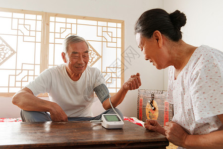 老年夫妇在家量血压高清图片