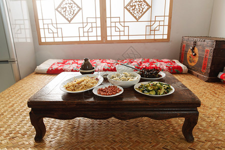 农村饺子炕桌上的饭菜背景