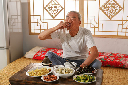 农村饺子老年人坐在家里喝酒吃饭背景