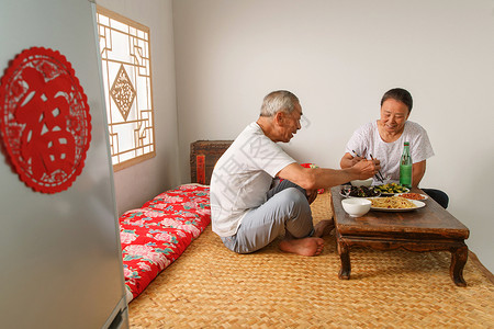 冰箱元素老年夫妇在家里吃饭背景