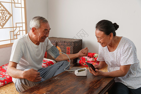 老年夫妇在家量血压高清图片