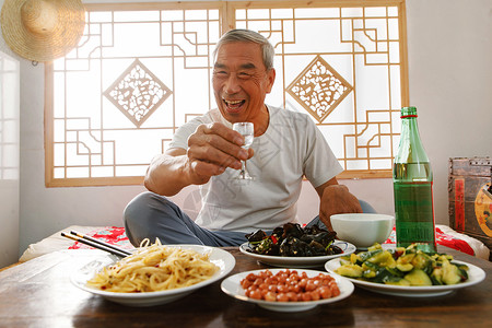 炒菜元素老年人坐在家里喝酒吃饭背景