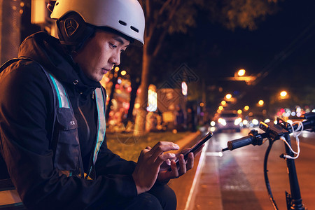 夜晚路边等待订单的代驾员图片