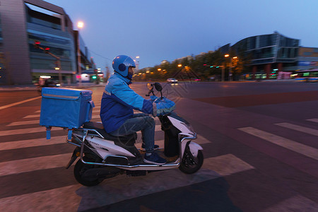 夜晚工作的外卖员高清图片