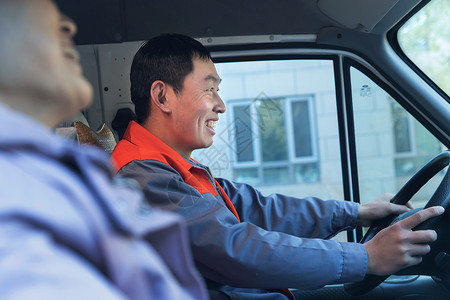 运输选择车内的物流工作人员和顾客背景