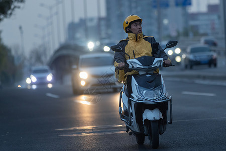 摩托车雨衣送餐途中的外卖员背景