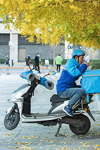 外卖员在街道旁吃饭休息图片