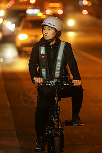 自行车车灯路途中的代驾赶往订单位置背景