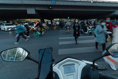 选择时间高峰时间的路口背景