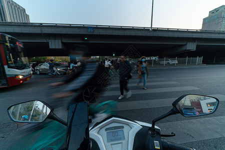 高峰时间的路口高清图片