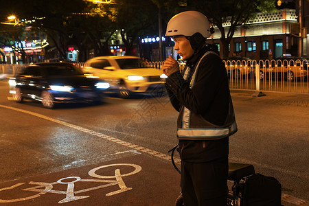 夜晚路边等待的代驾员图片