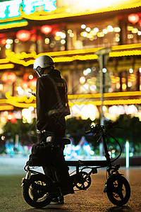 警察侧面夜晚餐厅外等待的代驾员背景