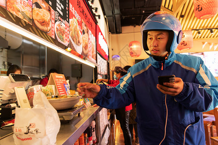 外卖员在餐厅取餐图片