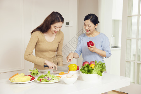 母女居家厨房烹饪切菜图片