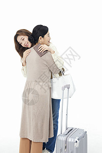 母亲与出行的女儿拥抱背景图片