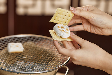 饼干夹烤棉花糖图片