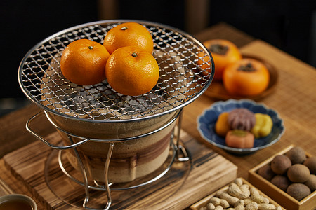 泥炉炭火烤橘子吃小食品茶高清图片