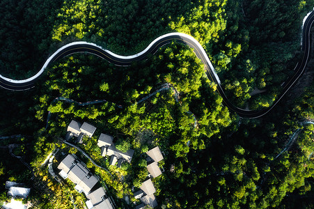 俯拍浙江天屿山景区山上的盘山公路和建筑高清图片