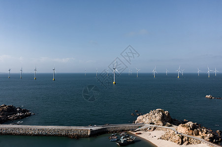 斗轮机蓝色海面上的风力发电机背景