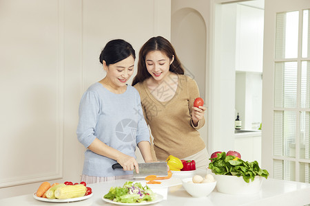 母女居家厨房烹饪图片