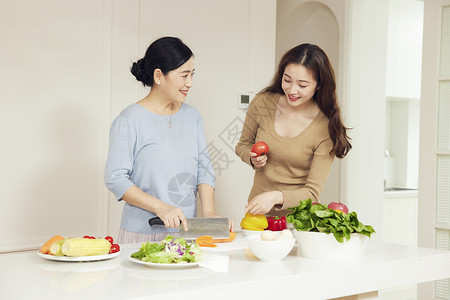 母女家庭厨房备菜互动高清图片