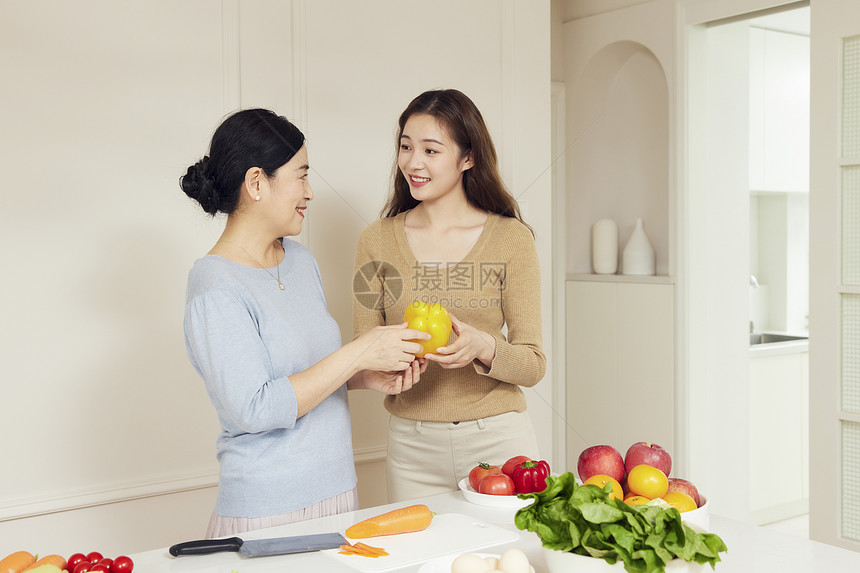 母女家庭厨房准备食材图片