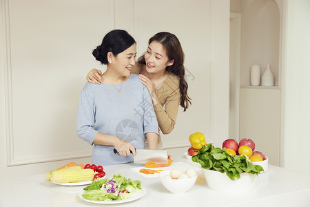 母女居家厨房烹饪图片