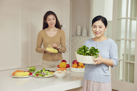 母女居家厨房形象图片