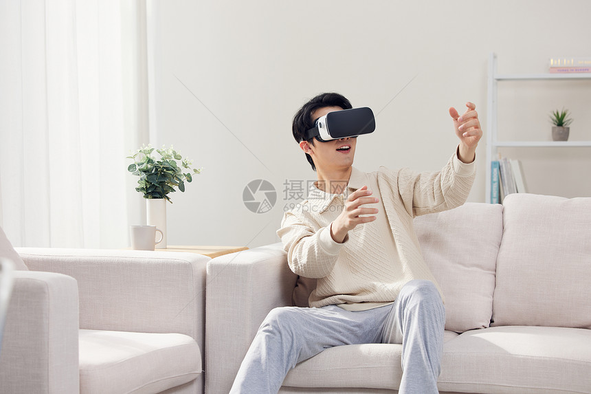 居家男性体验vr设备图片