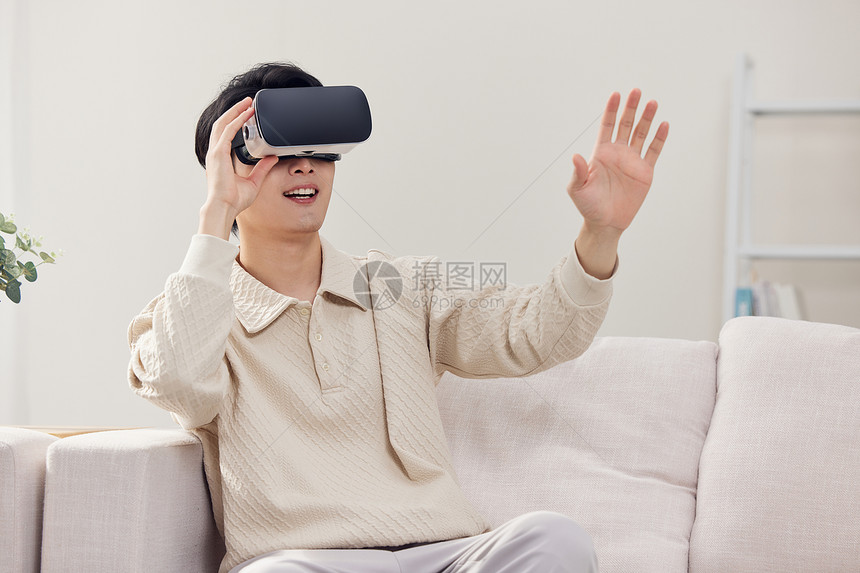 居家男性戴vr眼镜操作虚拟屏幕图片