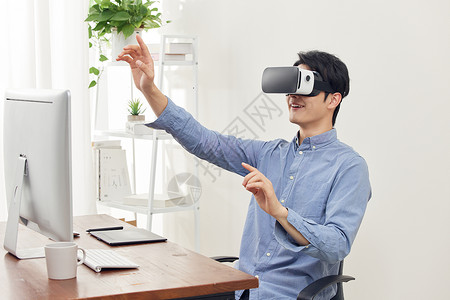 3d屏幕办公室使用vr眼镜的男性操作虚拟屏幕背景