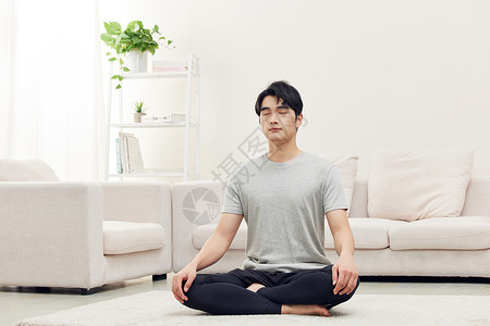 居家男性坐在客厅冥想高清图片